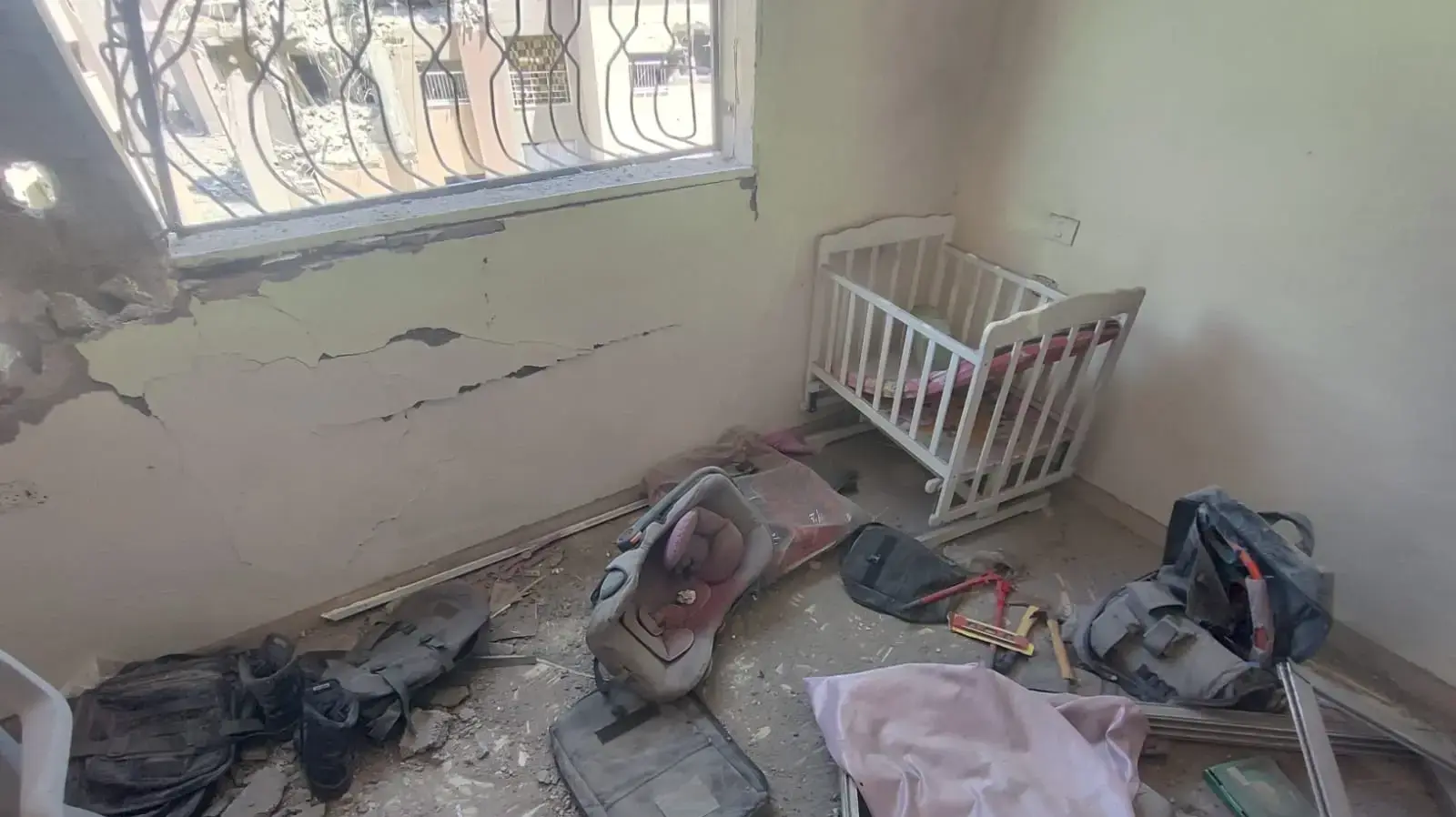 אמצעי לחימה בתוך חדר ובו עריסת תינוק והשמדת תוואי תת-קרקעי; תיעוד מהעמקת הלחימה של  צק"ח 7 בפאתי דיר אל בלאח.26 באוגוסט 2024