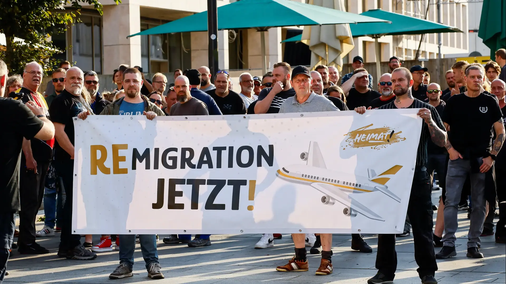 Far-right protesters hold a banner as they march through the streets of Solingen, following a stabbing rampage in the western German city in which several individuals were killed and injured, in Solingen, Germany, August 26, 2024. A 26-year-old Syrian suspect is currently in German police custody. REUTERS/Wolfgang Rattay
Far-right protesters hold a banner as they march through the streets of Solingen, following a stabbing rampage in the western German city in which several individuals were killed and injured, in Solingen, Germany, August 26, 2024. A 26-year-old Syrian suspect is currently in German police custody. REUTERS/Wolfgang Rattay
