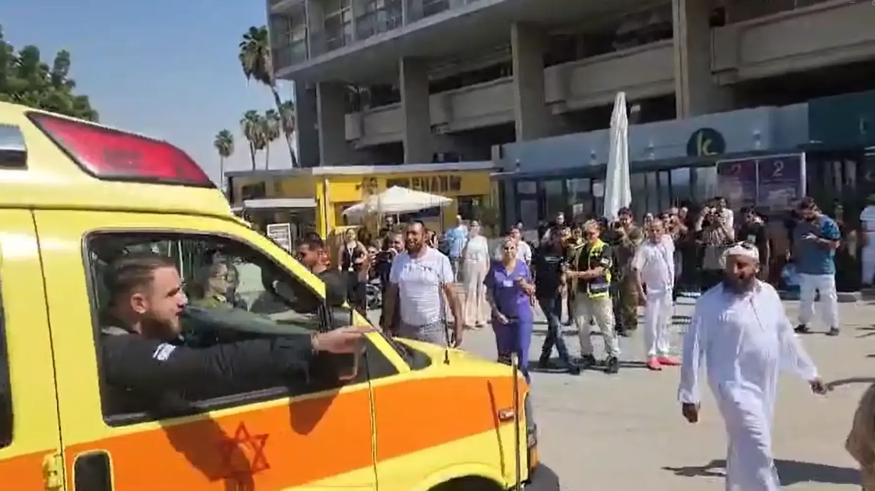 אלקאדי מגיע לבית החולים סורוקה אלקאדי מגיע לבית החולים סורוקה