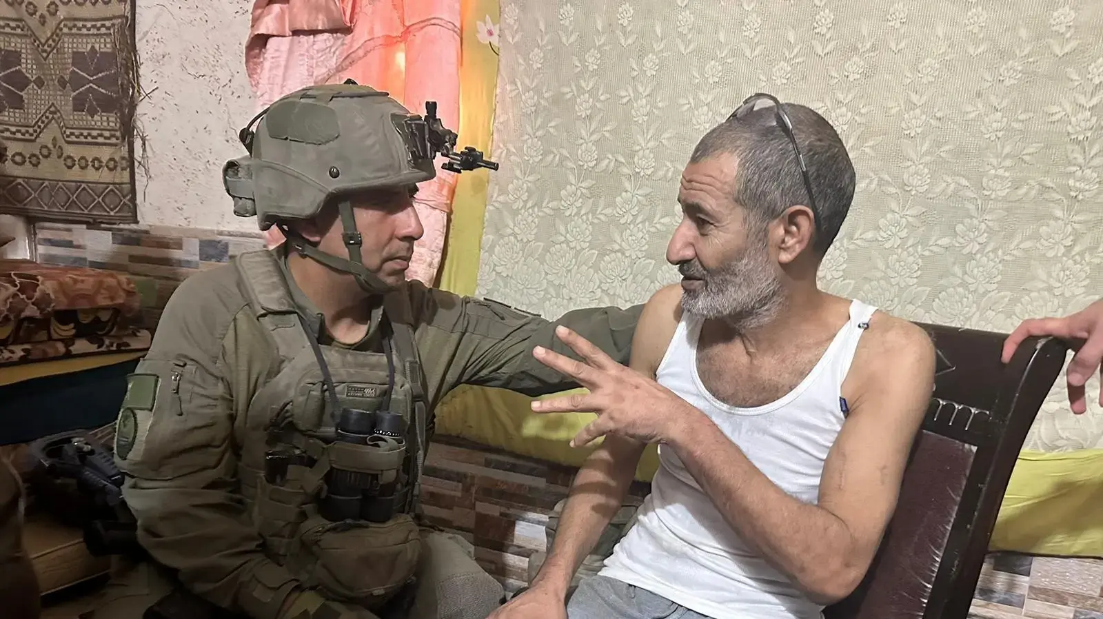 תמונה של פרחאן קאדי ומפקד אוגדה 162, תא״ל איציק כהן רגעים אחרי החילוץ תמונה של פרחאן קאדי ומפקד אוגדה 162, תא״ל איציק כהן רגעים אחרי החילוץ