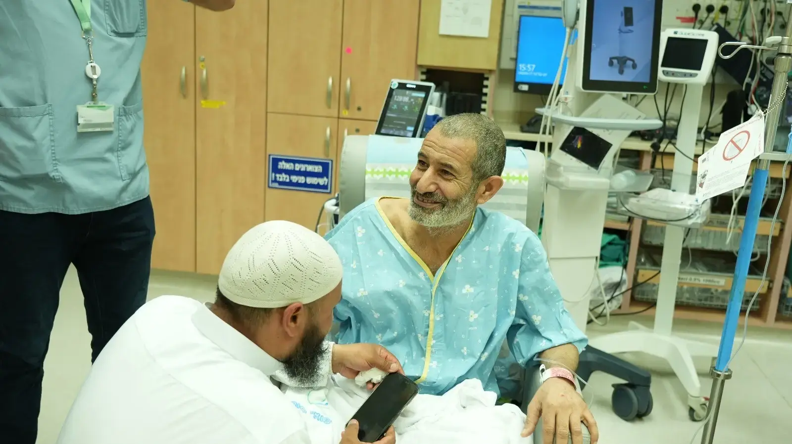 רגעי המפגש המרגש של פרחאן קאדי שחולץ היום משבי חמאס בעזה, עם בני משפחתו בבית החולים סורוקה בבאר שבע רגעי המפגש המרגש של פרחאן קאדי שחולץ היום משבי חמאס בעזה, עם בני משפחתו בבית החולים סורוקה בבאר שבע