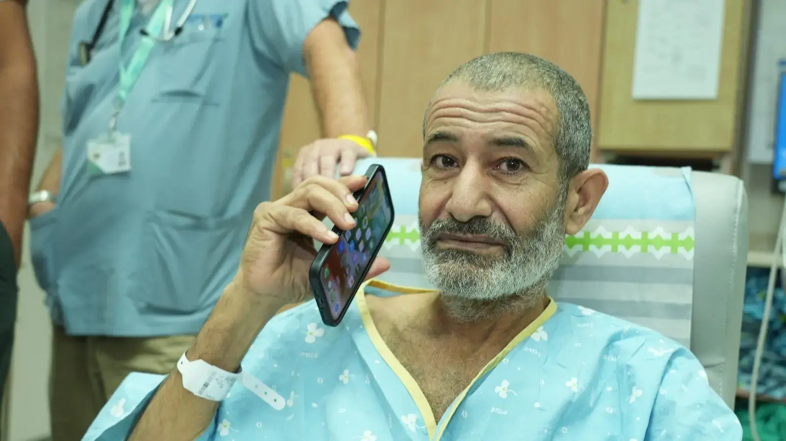 רגעי המפגש המרגש של פרחאן קאדי שחולץ היום משבי חמאס בעזה, עם בני משפחתו בבית החולים סורוקה בבאר שבע רגעי המפגש המרגש של פרחאן קאדי שחולץ היום משבי חמאס בעזה, עם בני משפחתו בבית החולים סורוקה בבאר שבע