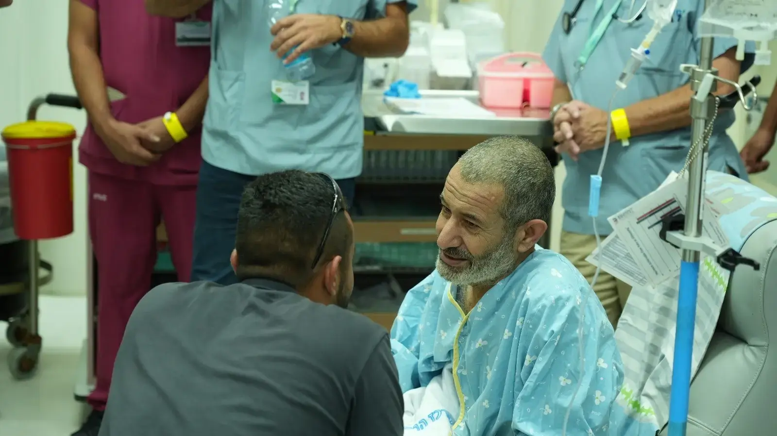 רגעי המפגש המרגש של פרחאן קאדי שחולץ היום משבי חמאס בעזה, עם בני משפחתו בבית החולים סורוקה בבאר שבע רגעי המפגש המרגש של פרחאן קאדי שחולץ היום משבי חמאס בעזה, עם בני משפחתו בבית החולים סורוקה בבאר שבע