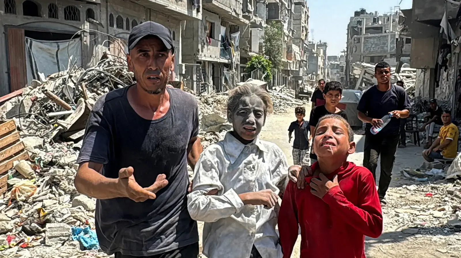 תושבים בחאן יונס אחרי תקיפה ישראלית, 27 באוגוסט 2024 תושבים בחאן יונס אחרי תקיפה ישראלית, 27 באוגוסט 2024