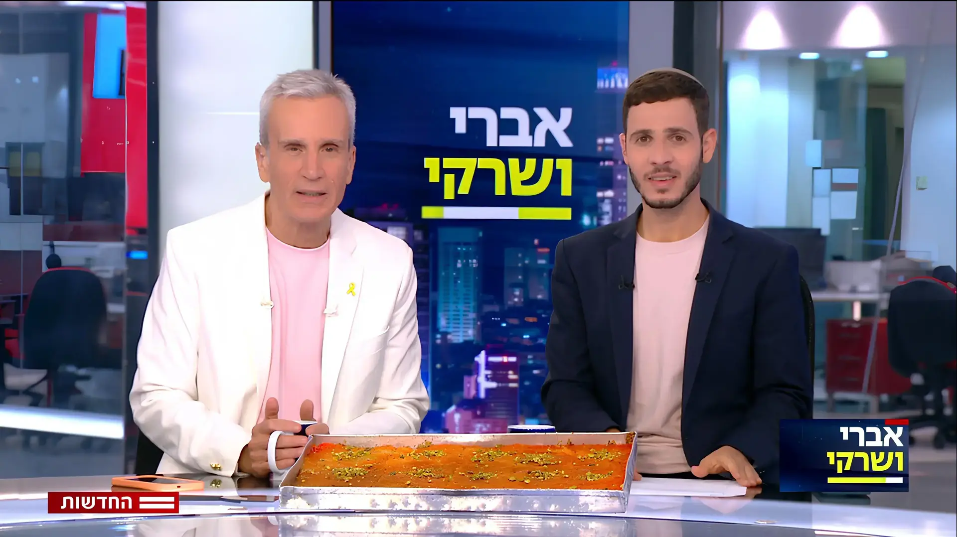 אברי גלעד ויאיר שרקי חוגגים עם כנאפה לרגל שחרורו של החטוף פרחאן אל-קאדי משבי חמאס אברי גלעד ויאיר שרקי חוגגים עם כנאפה לרגל שחרורו של החטוף פרחאן אל-קאדי משבי חמאס