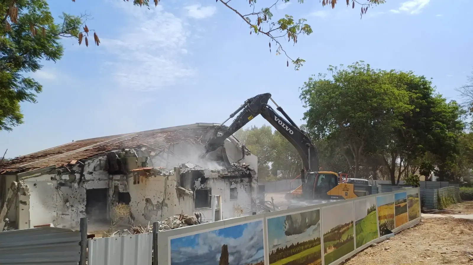 הריסת הבית של פסי בקיבוץ בארי, אחד מהסמלים הכואבים ביותר של השבעה באוקטובר, בו מצאו את מותם 13 בני ערובה.28 באוגוסט 2024 הריסת הבית של פסי בקיבוץ בארי, אחד מהסמלים הכואבים ביותר של השבעה באוקטובר, בו מצאו את מותם 13 בני ערובה.28 באוגוסט 2024