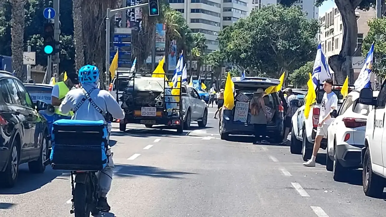 שיירה של משפחות החטופים ומפגינים יוצאת לגבול עזה ,כיכר החטופים . 28 באוגוסט 2024 שיירה של משפחות החטופים ומפגינים יוצאת לגבול עזה ,כיכר החטופים . 28 באוגוסט 2024