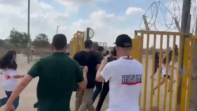 משפחות חטופים חצו את גדר רצועת עזה ורצים לעבר עזה משפחות חטופים חצו את גדר רצועת עזה ורצים לעבר עזה
