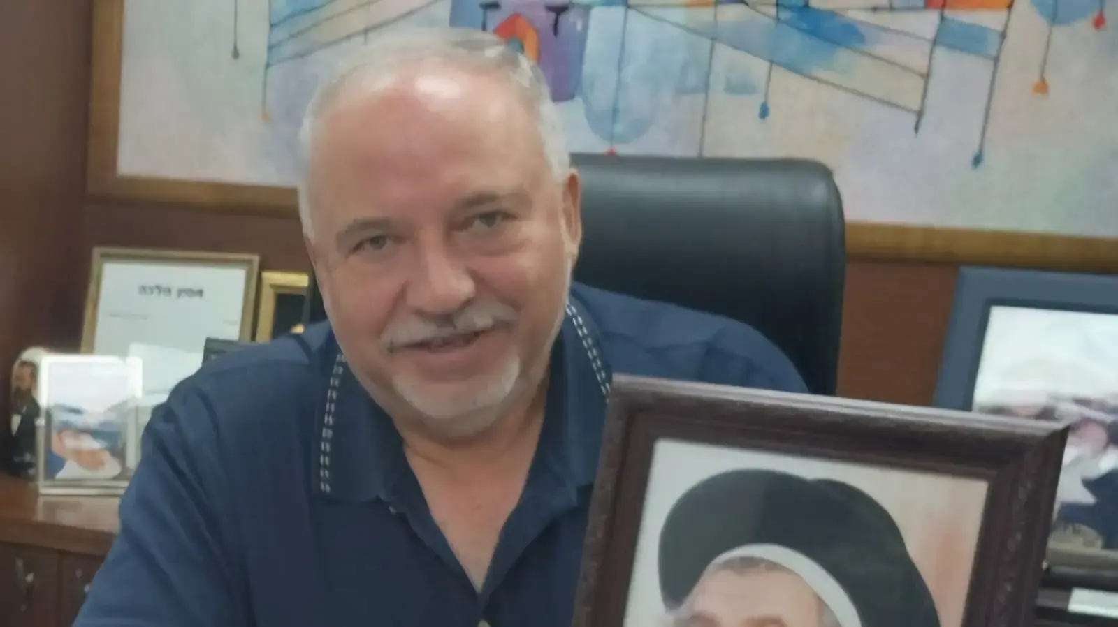 אביגדור ליברמן עם תמונת הריבניצער אביגדור ליברמן עם תמונת הריבניצער