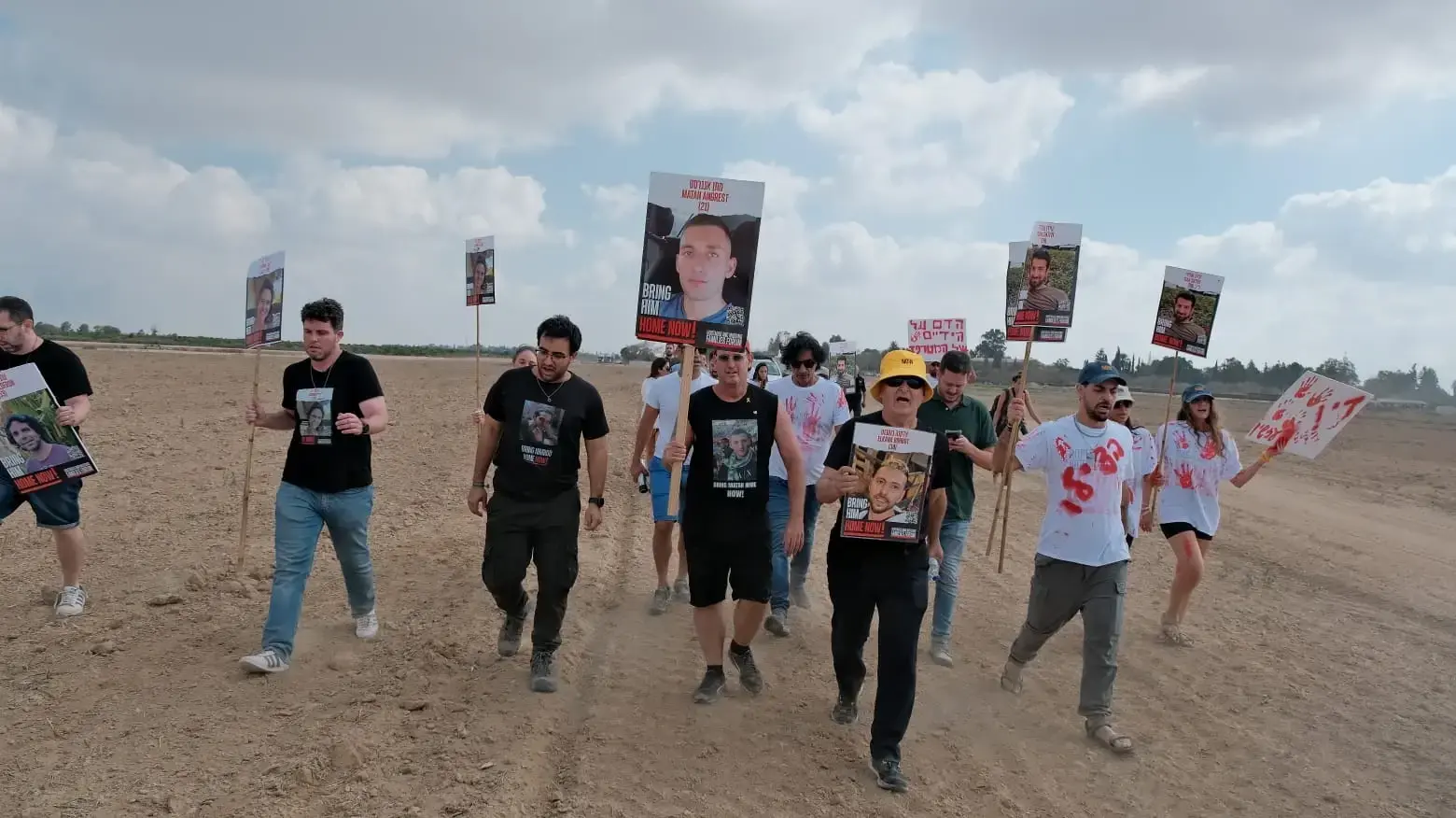 משפחות החטופים זועקות ליקיריהן מגבול עזה- פרצו את גדר הקיבוץ ורצו לכיוון עזה, 29 באוגוסט 2024 משפחות החטופים זועקות ליקיריהן מגבול עזה- פרצו את גדר הקיבוץ ורצו לכיוון עזה, 29 באוגוסט 2024