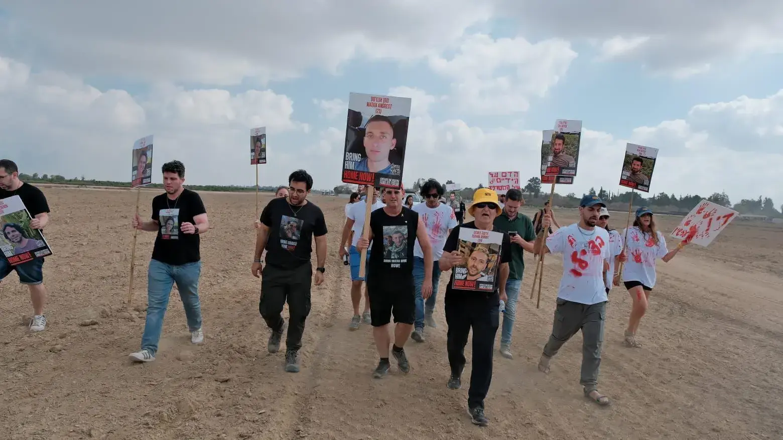 משפחות החטופים זועקות ליקיריהן מגבול עזה- פרצו את גדר הקיבוץ ורצו לכיוון עזה, 29 באוגוסט 2024