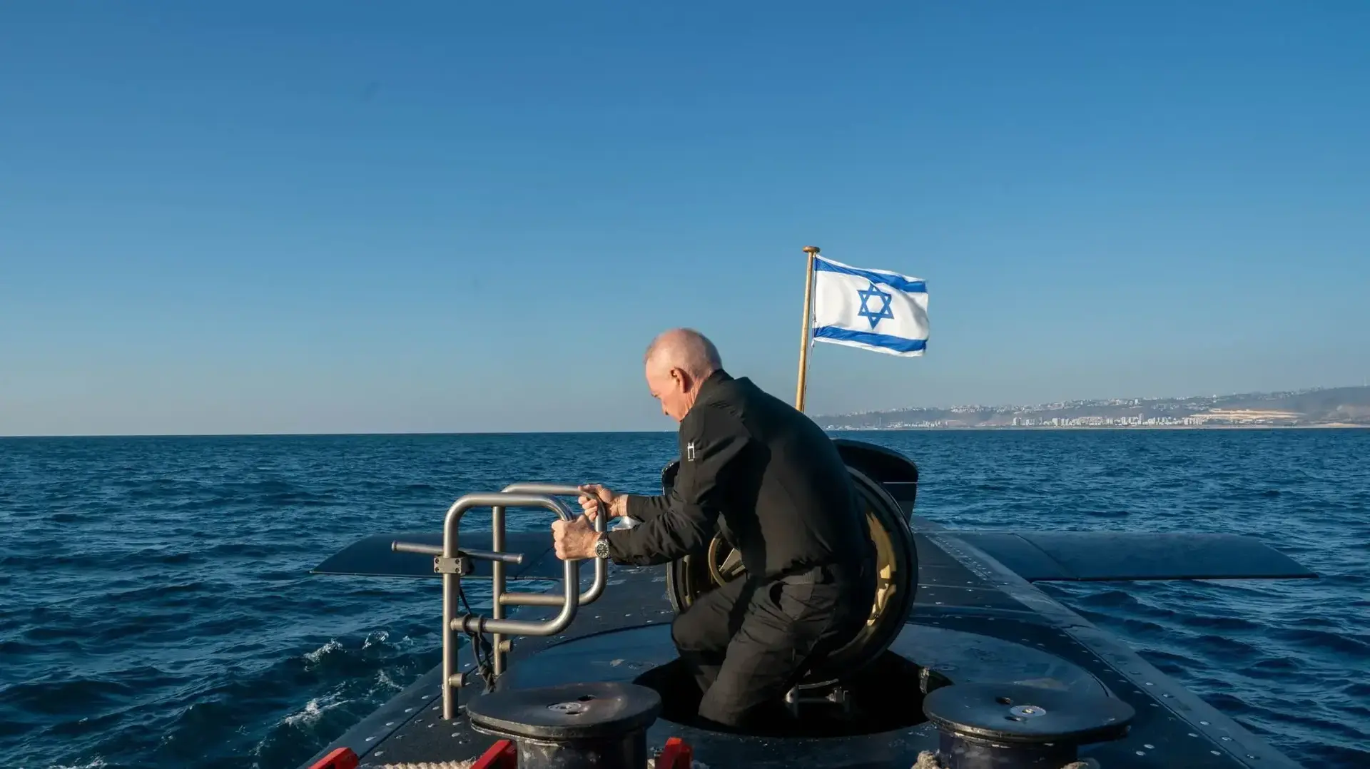 שר הביטחון יואב גלנט ביקר בתרגיל של חיל הים באשדוד שר הביטחון יואב גלנט ביקר בתרגיל של חיל הים באשדוד