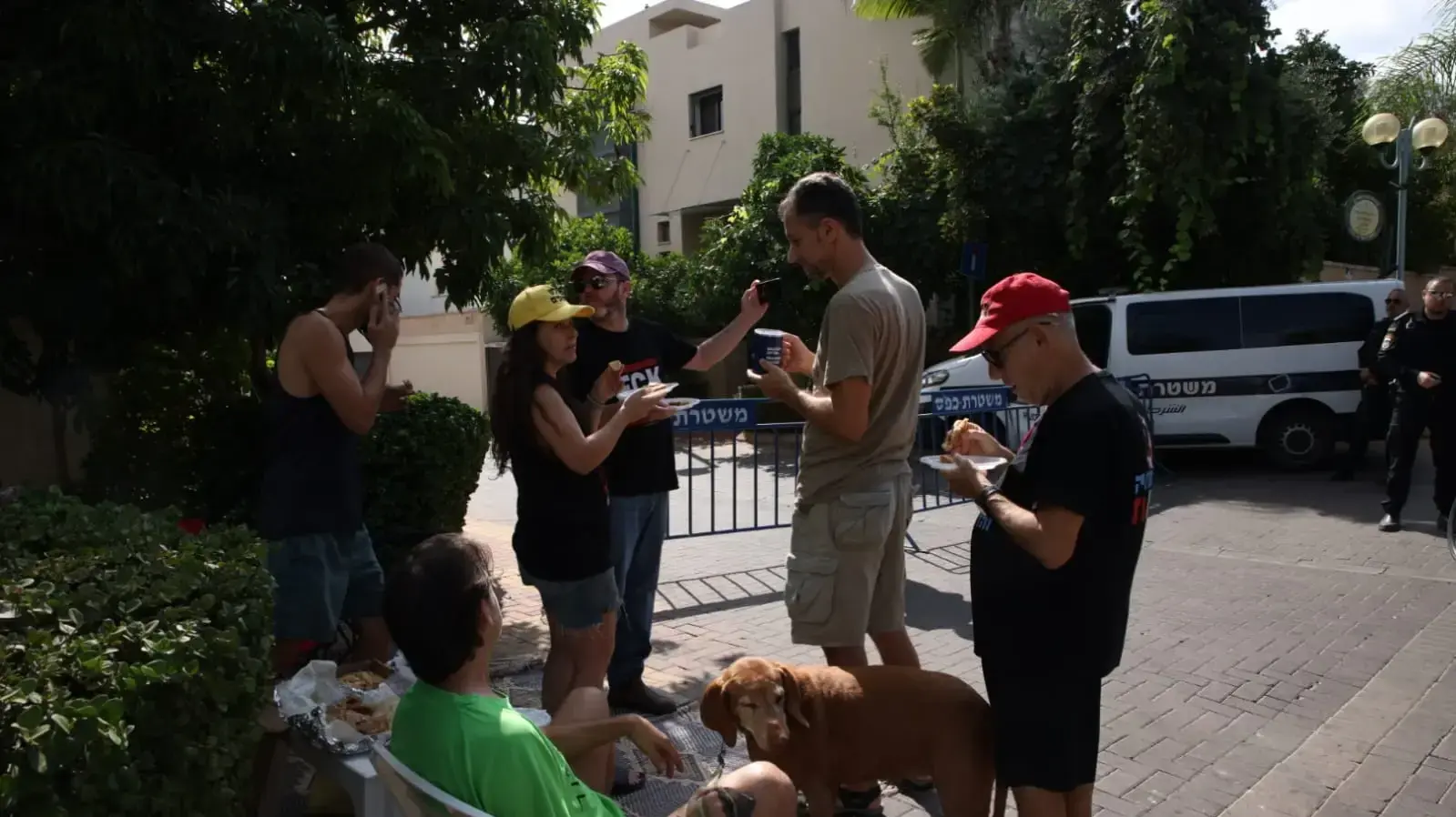 מוחים מחוץ לביתו של השר יואב קיש, 31 באוגוסט 2024 מוחים מחוץ לביתו של השר יואב קיש, 31 באוגוסט 2024