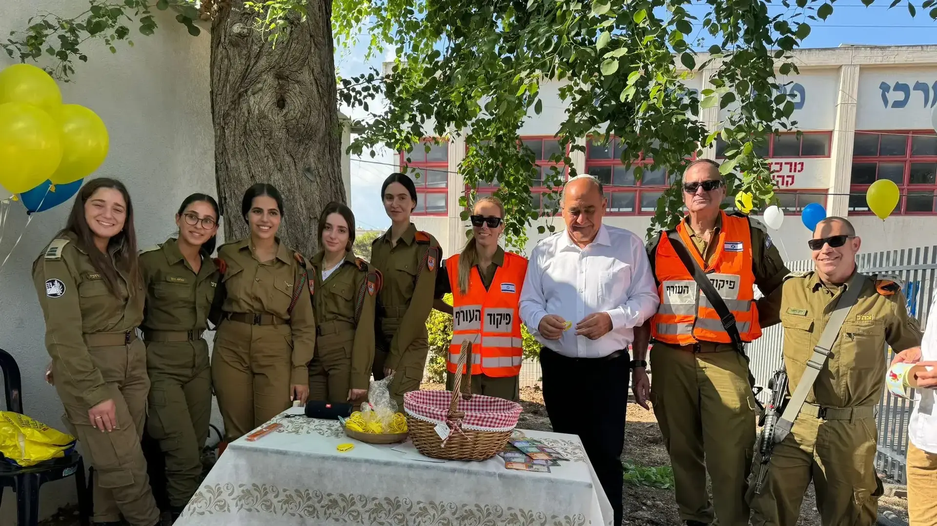 ראש מועצת שלומי גבי נעמן עם מפוני שלומי, בי"ס ״הרב מימון״ במתחם ״שובו״ עכו, 1בספטמבר 2024 ראש מועצת שלומי גבי נעמן עם מפוני שלומי, בי"ס ״הרב מימון״ במתחם ״שובו״ עכו, 1בספטמבר 2024