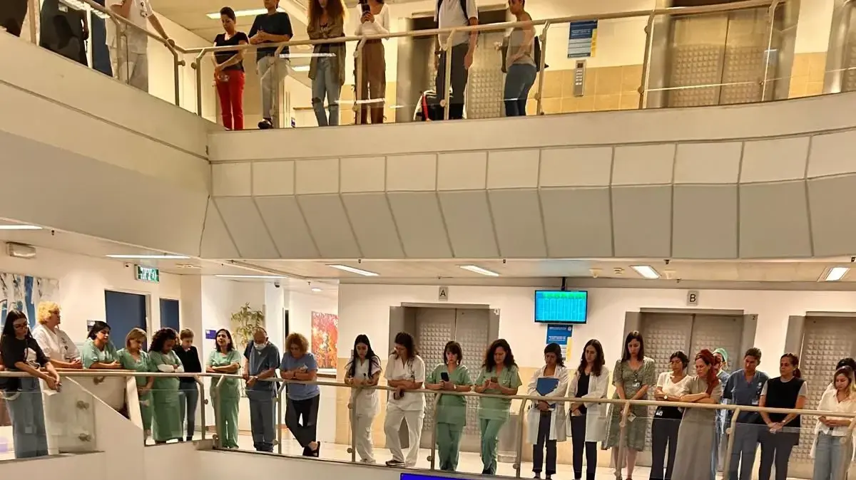 דקת דומיה בבית החולים איכילוב לזכר החטופים שנהרגו, 1 בספטמבר דקת דומיה בבית החולים איכילוב לזכר החטופים שנהרגו, 1 בספטמבר
