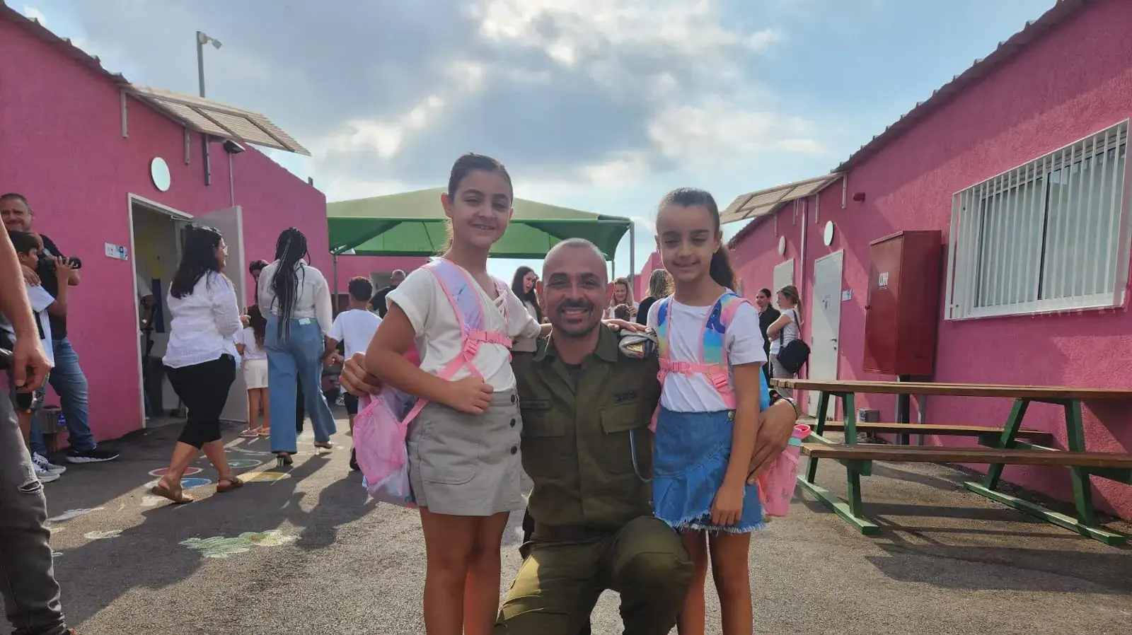 חי אבוחצירא ובנותיו התאומות שיר ועדי, מפונים מהגושרים חי אבוחצירא ובנותיו התאומות שיר ועדי, מפונים מהגושרים