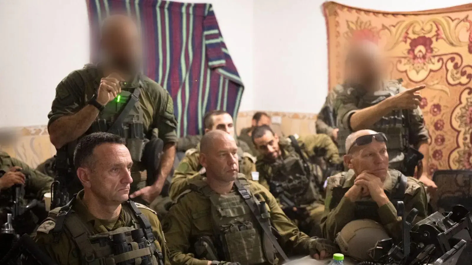 הרמטכ״ל, רב-אלוף הרצי הלוי,בנקודה בה אותרו גופות החטופים שהושבו על ידי כוחות צה״ל למדינת ישראל, עם מפקד פיקוד הדרום והאלוף (מיל׳) ניצן אלון.1 בספטמבר 2024 הרמטכ״ל, רב-אלוף הרצי הלוי,בנקודה בה אותרו גופות החטופים שהושבו על ידי כוחות צה״ל למדינת ישראל, עם מפקד פיקוד הדרום והאלוף (מיל׳) ניצן אלון.1 בספטמבר 2024