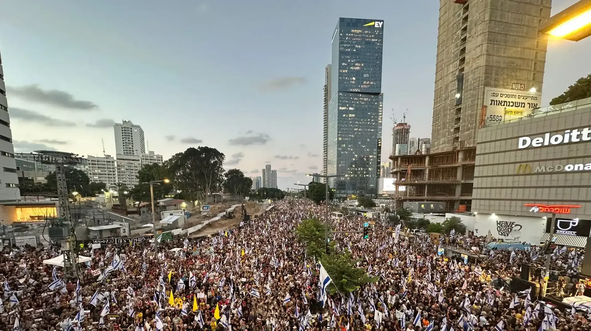 הפגנת משפחות החטופים ואלפי מפגינים בדרישה לעסקה ולהשבת החטופים צומת קפלן.1 בספטמבר 2024 הפגנת משפחות החטופים ואלפי מפגינים בדרישה לעסקה ולהשבת החטופים צומת קפלן.1 בספטמבר 2024