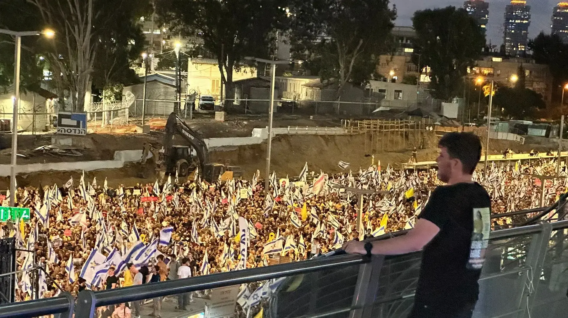 גיל דיקמן, בן דודה של כרמל גת בצומת קפלן הפגנת משפחות החטופים ואלפי מפגינים בדרישה לעסקה ולהשבת החטופים.1 בספטמבר 2024 גיל דיקמן, בן דודה של כרמל גת בצומת קפלן הפגנת משפחות החטופים ואלפי מפגינים בדרישה לעסקה ולהשבת החטופים.1 בספטמבר 2024