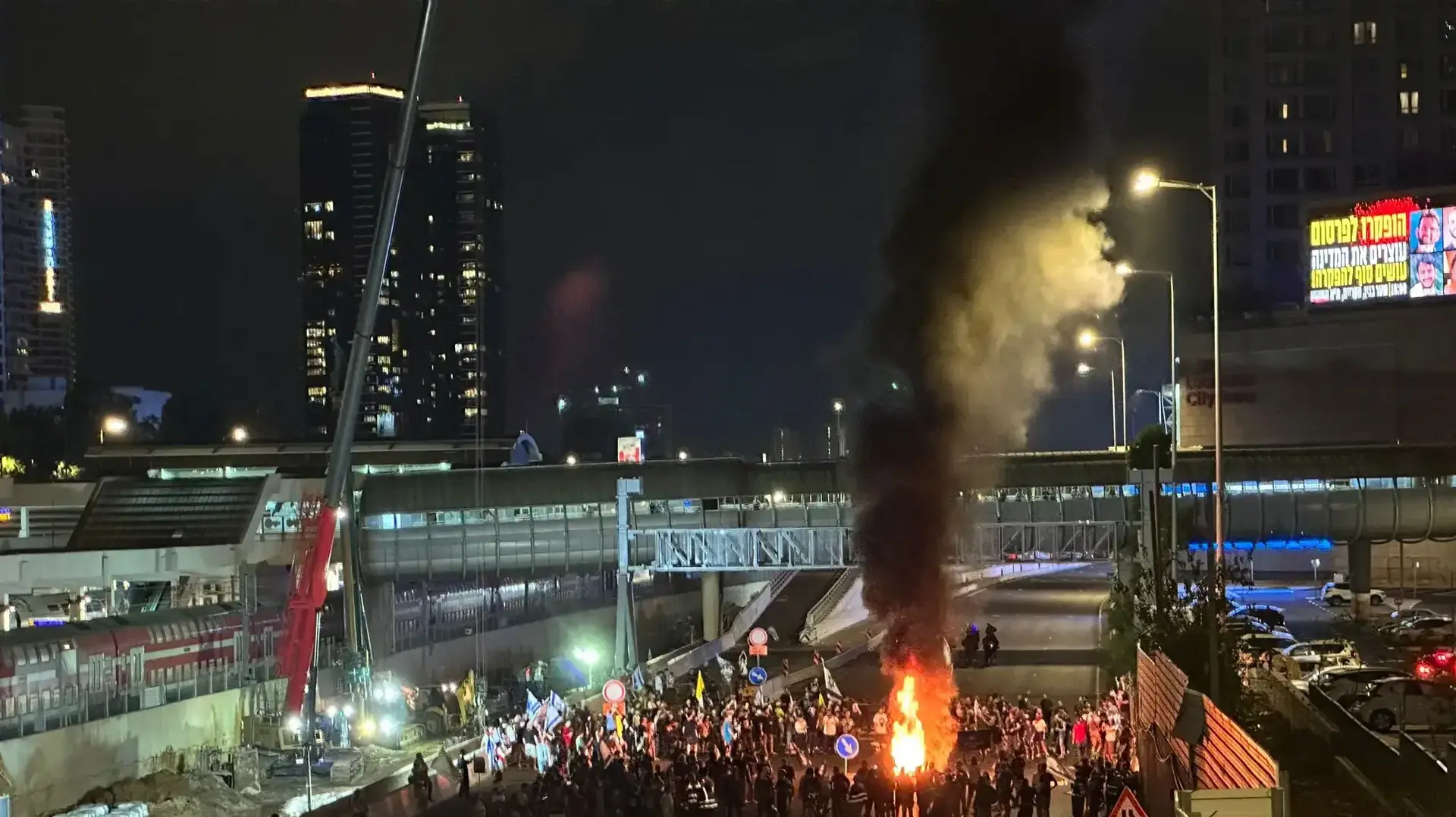 הפגנת משפחות החטופים ואלפי מפגינים בדרישה לעסקה ולהשבת החטופים.1 בספטמבר צומת קפלן 2024 הפגנת משפחות החטופים ואלפי מפגינים בדרישה לעסקה ולהשבת החטופים.1 בספטמבר צומת קפלן 2024