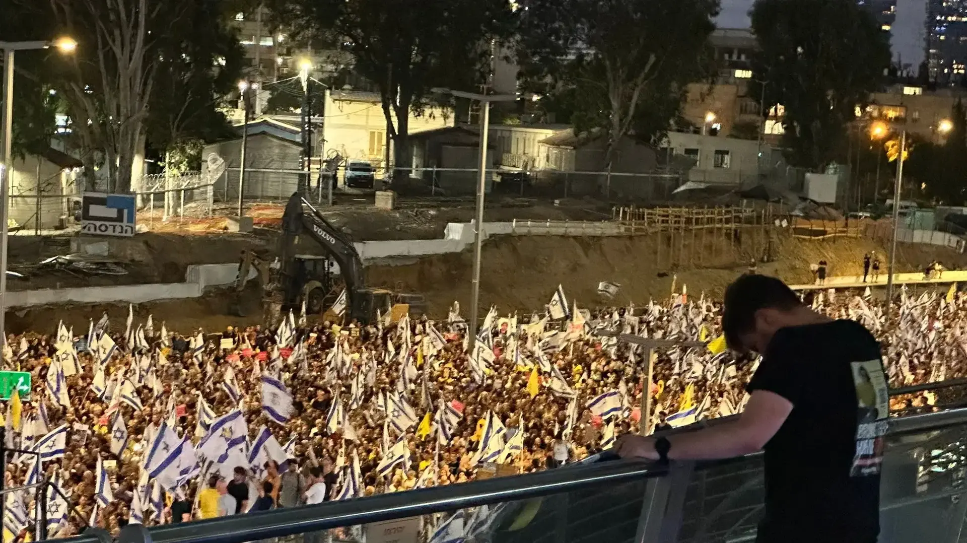 גיל דיקמן מול הקהל שהגיע להפגנה בדרישה לקיים עסקה להשבת החטופים, 1 בספטמבר 2024 גיל דיקמן מול הקהל שהגיע להפגנה בדרישה לקיים עסקה להשבת החטופים, 1 בספטמבר 2024