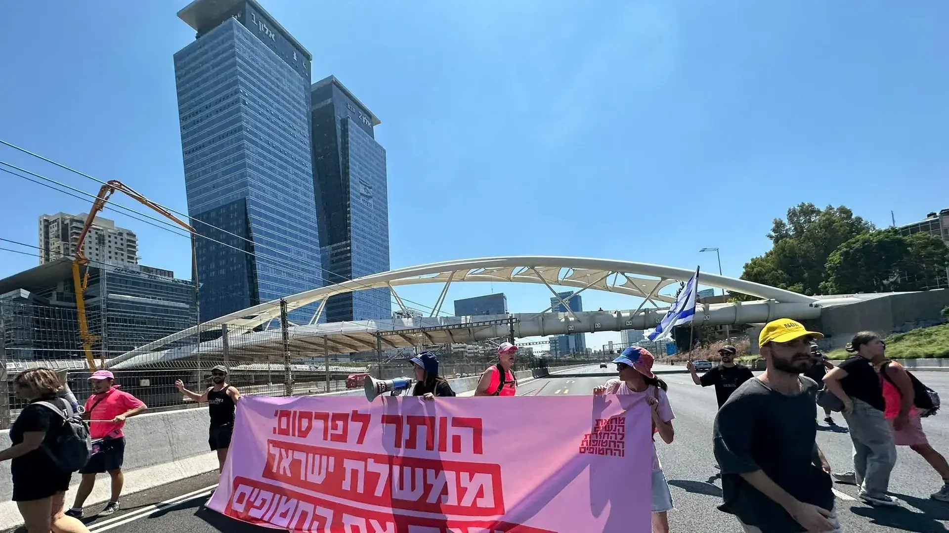 מפגינים ומשפחות חטופים מפגינים למען עסקת חטופים ,איילון , תל אביב .2 בספטמבר 2024 מפגינים ומשפחות חטופים מפגינים למען עסקת חטופים ,איילון , תל אביב .2 בספטמבר 2024