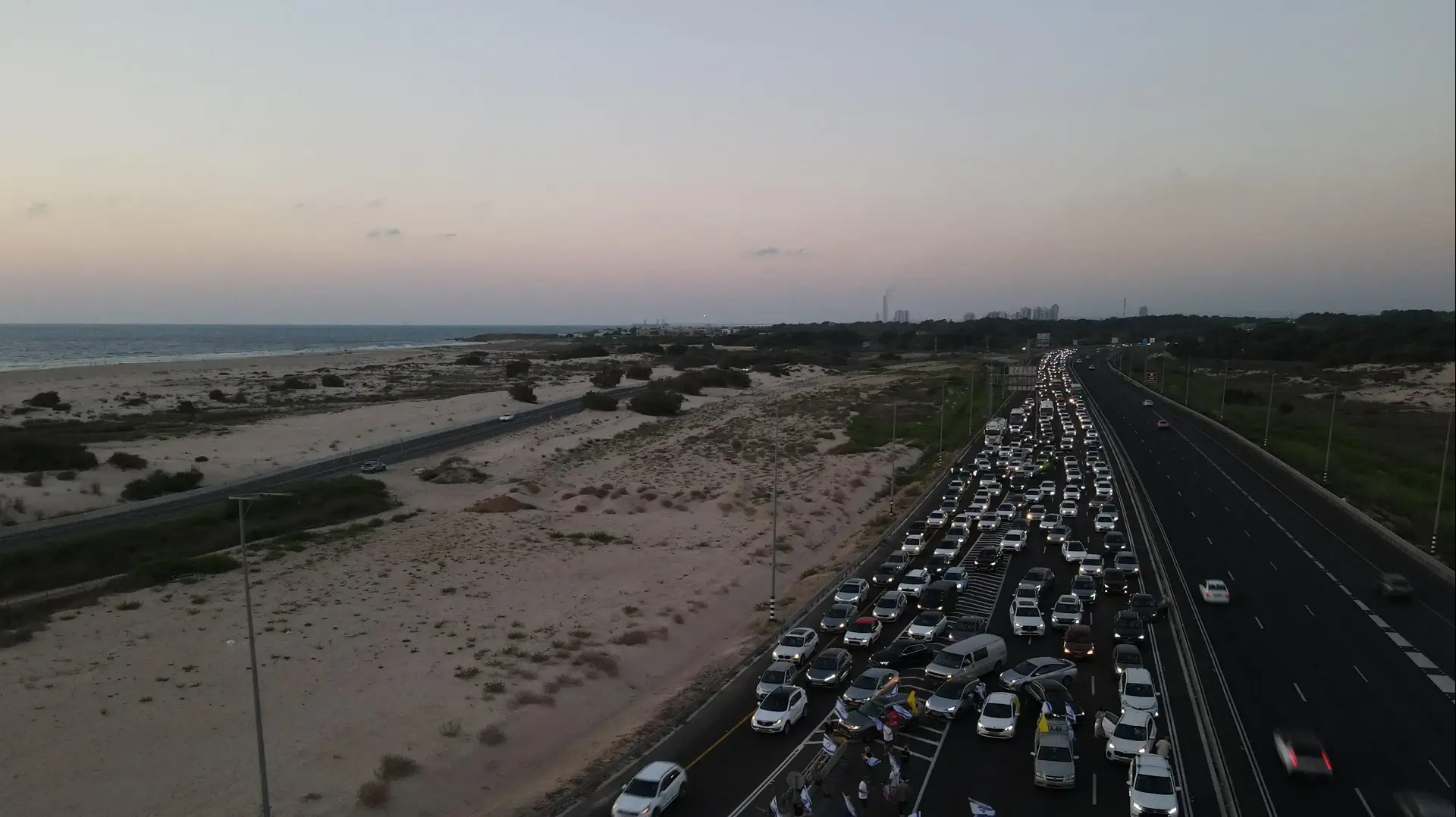 מפגינים במחלף ינאי חוסמים את כביש 2 דרום מפגינים במחלף ינאי חוסמים את כביש 2 דרום