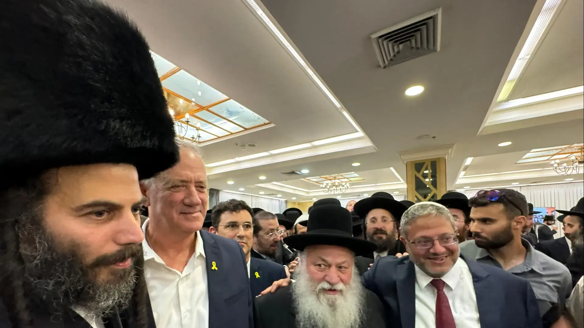 איתמר בן גביר, יצחק גולדקנופף, בני גנץ בחתונת בתו של מוטי בבצ'יק, 2 בסטפמבר 2024 איתמר בן גביר, יצחק גולדקנופף, בני גנץ בחתונת בתו של מוטי בבצ'יק, 2 בסטפמבר 2024