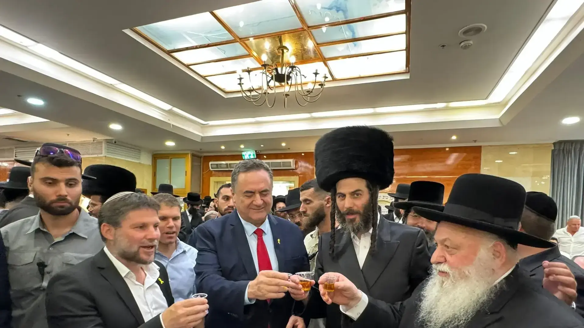 בצלאל סמוטריץ', יצחק גולדקנופף, ישראל כץ בחתונת בתו של מוטי בבצ'יק, 2 בסטפמבר 2024 בצלאל סמוטריץ', יצחק גולדקנופף, ישראל כץ בחתונת בתו של מוטי בבצ'יק, 2 בסטפמבר 2024
