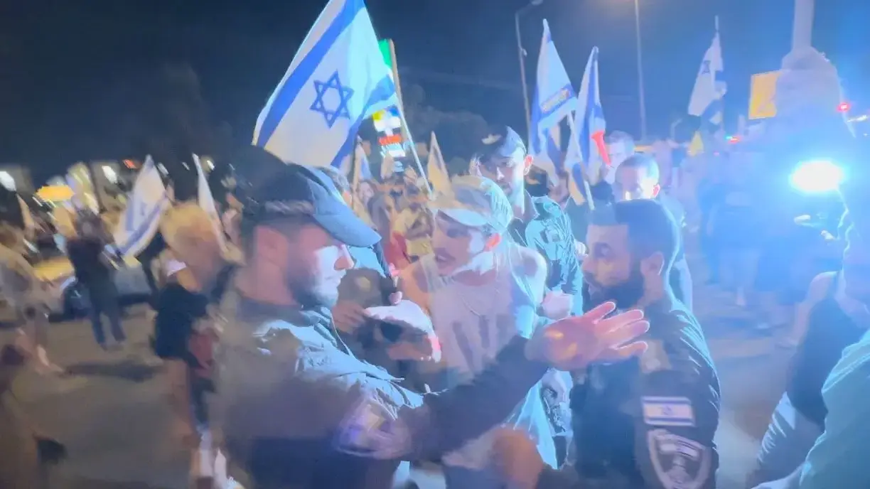 סימון קיפר נעצר במחאה בצומת כרכור, 3 בספטמבר 2024 סימון קיפר נעצר במחאה בצומת כרכור, 3 בספטמבר 2024