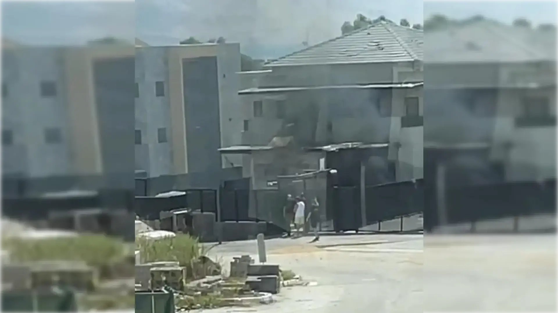 בית עולה באש בקריית שמונה אחרי ירי רקטות מסיבי של חיזבאללה בית עולה באש בקריית שמונה אחרי ירי רקטות מסיבי של חיזבאללה
