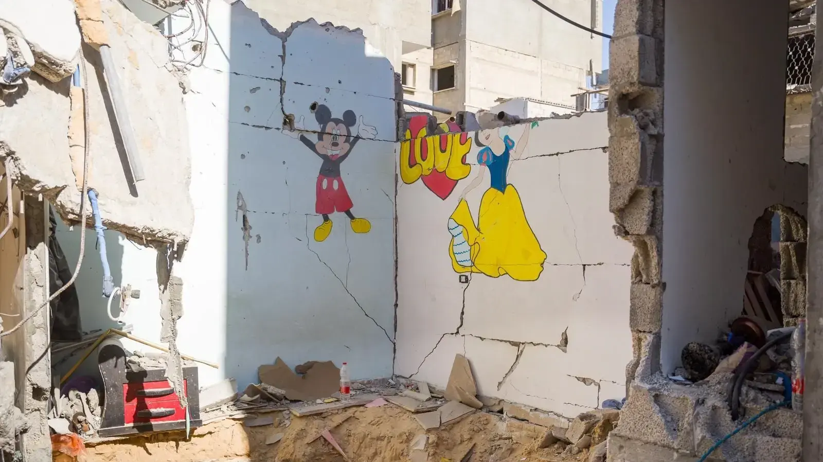 לצד בובות וציורי קיר בחצר ילדים: המנהרה בה אותרו גופות החטופים לצד בובות וציורי קיר בחצר ילדים: המנהרה בה אותרו גופות החטופים