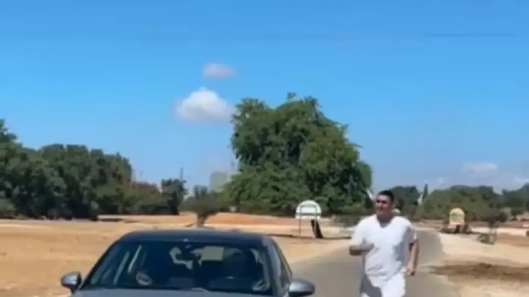  נעל את חברו מחוץ לרכב בספארי - ונסע בלעדיו.5 בספטמבר 2024 