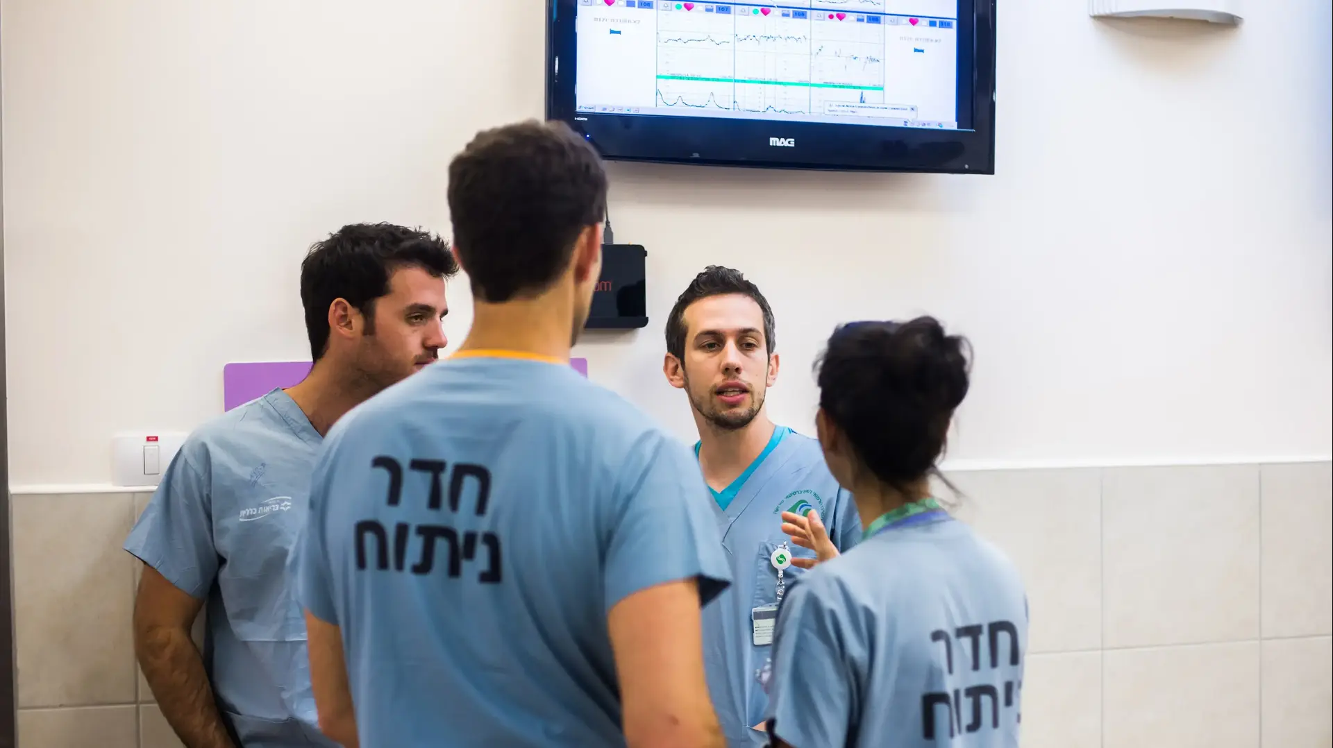 סטודנטים לרפואה בזמן הסבב בבית החולים סורוקה סטודנטים לרפואה בזמן הסבב בבית החולים סורוקה