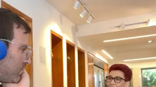 השופטת בדימוס דליה גנות עם כתב וואלה ביני אשכנזי
