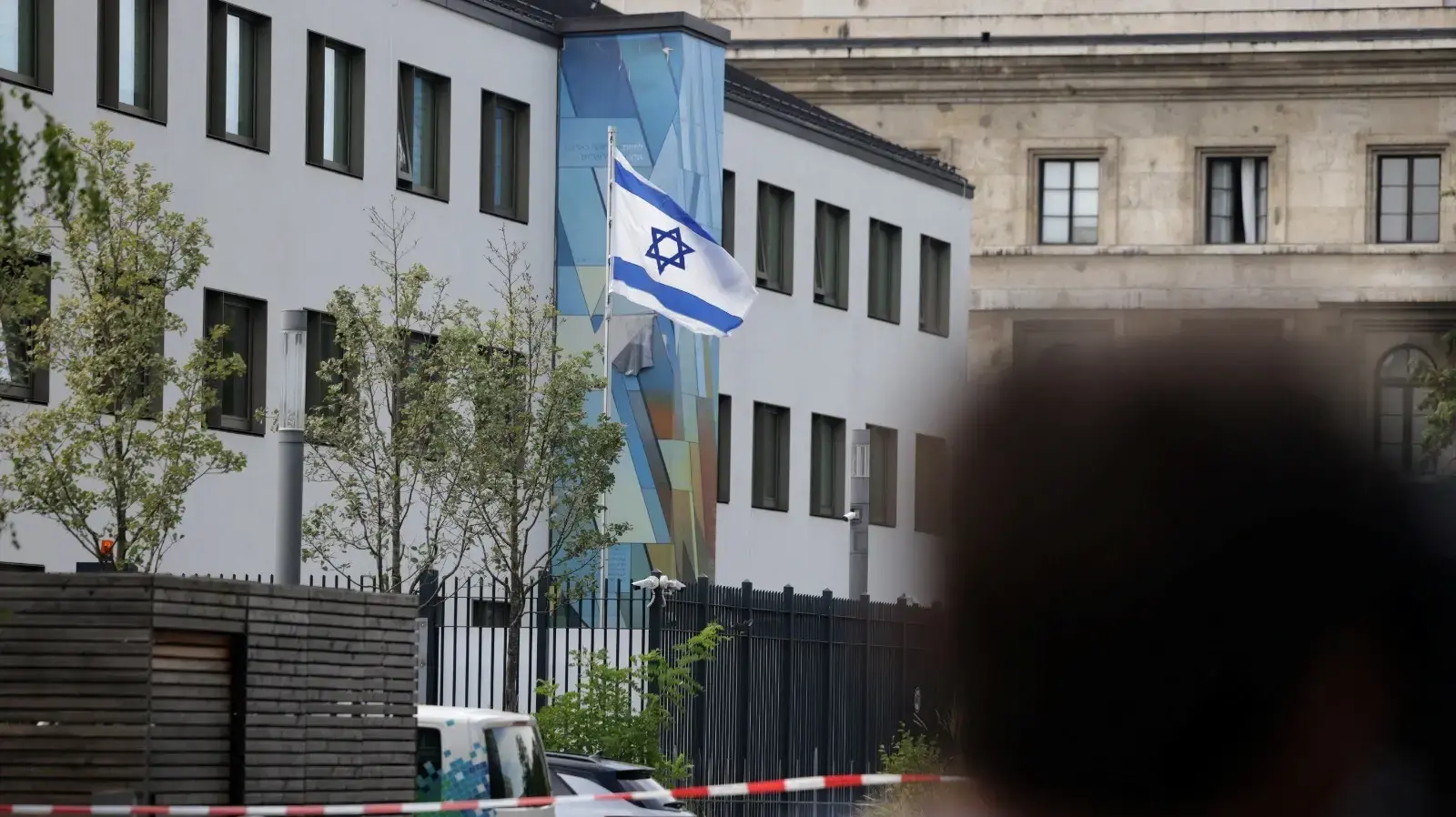 שוטרים מחוץ לקונסוליה הישראלית בעקבות תקרית ירי, מינכן, גרמניה, 5 בספטמבר 2024 שוטרים מחוץ לקונסוליה הישראלית בעקבות תקרית ירי, מינכן, גרמניה, 5 בספטמבר 2024