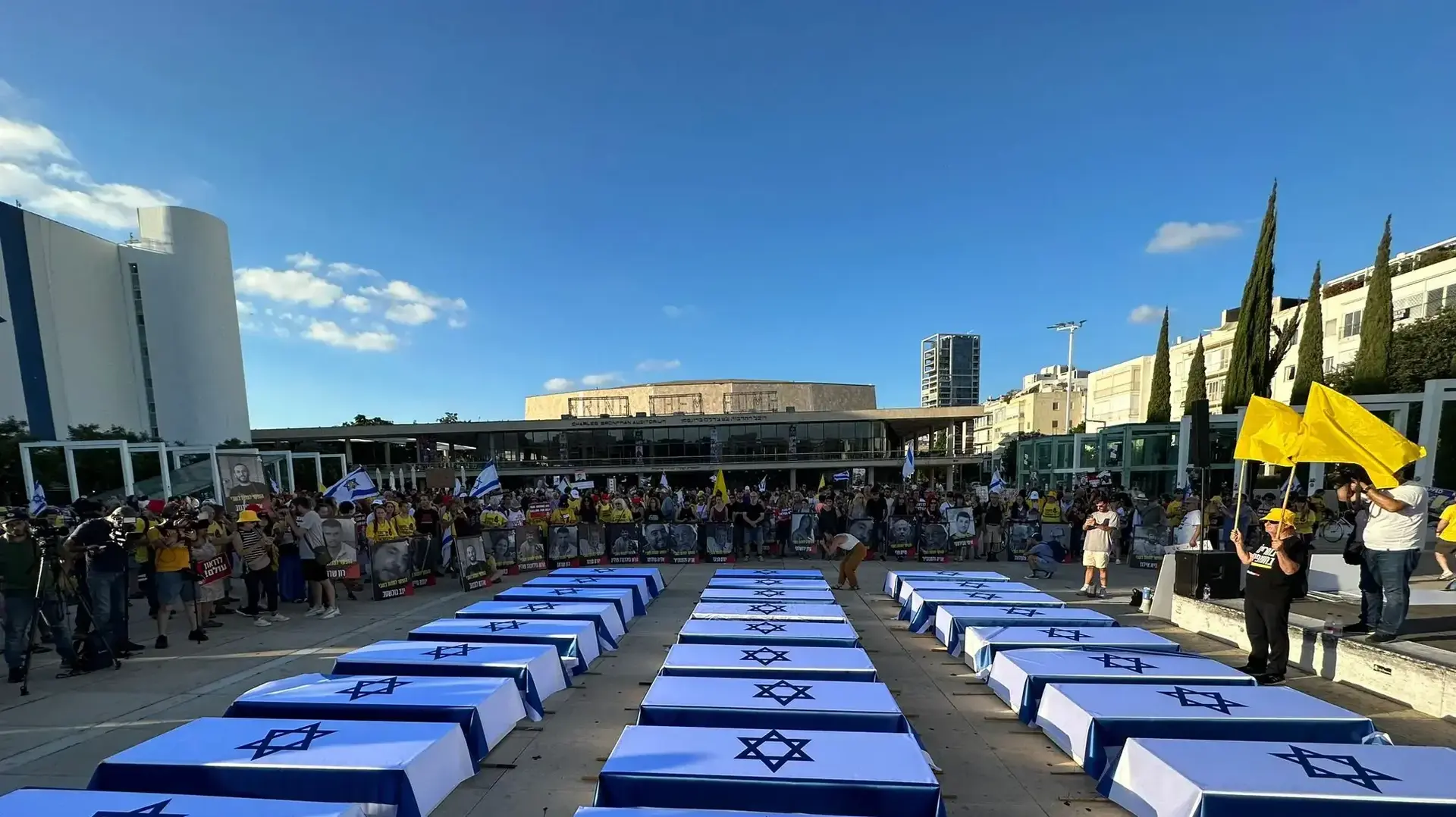 "מסע ההפקרה" לזכרם של 27 החטופים, כיכר הבימה "מסע ההפקרה" לזכרם של 27 החטופים, כיכר הבימה