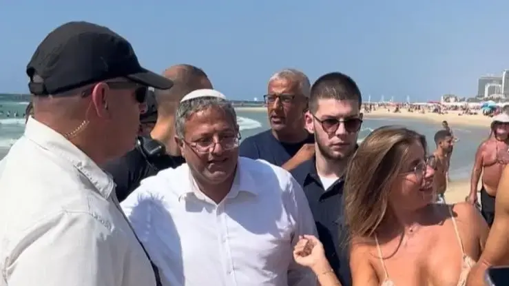 השר לביטחון לאומי איתמר בן גביר בחוף היום בתל אביב לצד רוחצות ורוחצים

6 בספטמבר 2024