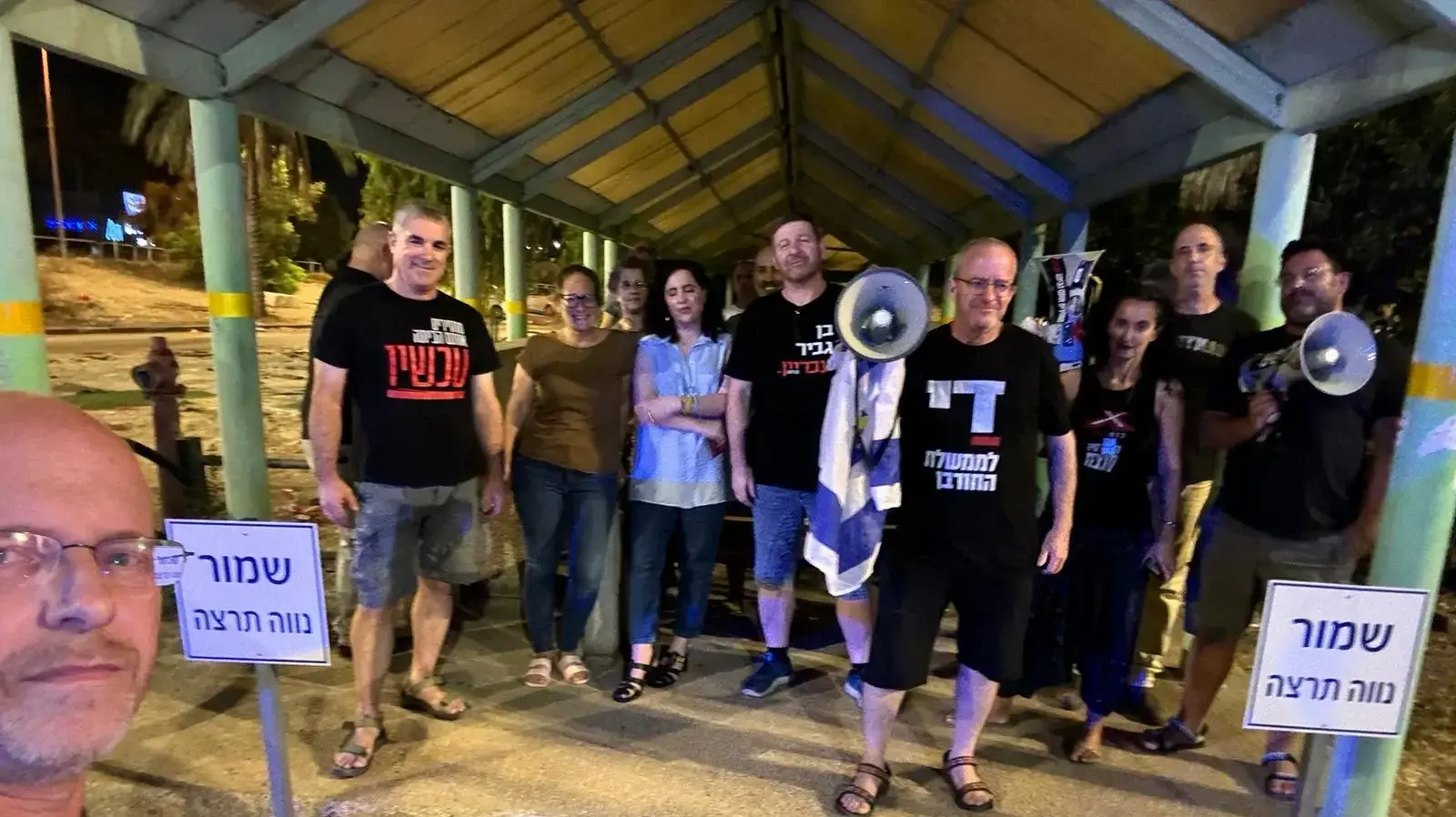 מפגינים וח"כ נעמה לזימי מחוץ לכלא נווה תרצה מפגינים וח"כ נעמה לזימי מחוץ לכלא נווה תרצה