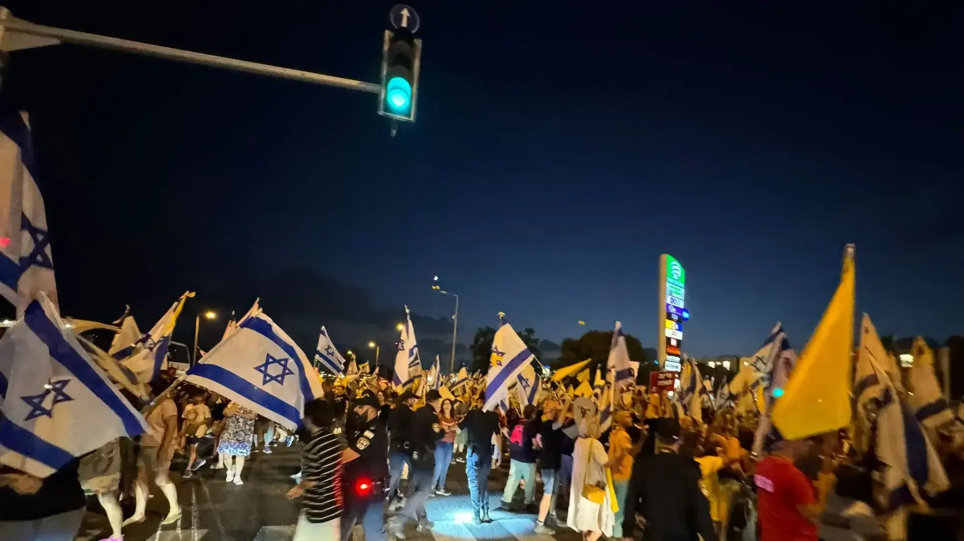 אלפים מפגינים בצומת כרכור להשבת החטופים, חוסמים את כביש 65 לסירוגין. 7 בספטמבר 2024 אלפים מפגינים בצומת כרכור להשבת החטופים, חוסמים את כביש 65 לסירוגין. 7 בספטמבר 2024