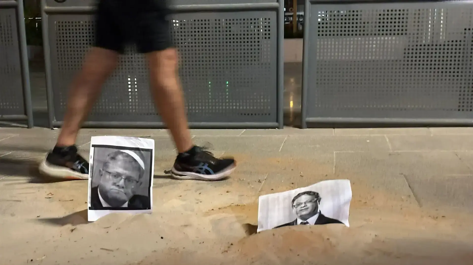 דיון הארכת מעצרה של הצעירה החשודה שזרתה חול על איתמר בן גביר דיון הארכת מעצרה של הצעירה החשודה שזרתה חול על איתמר בן גביר