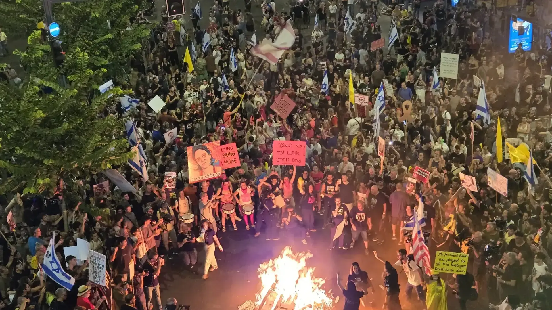 מדורה בבגין במהלך ההפגנה לשחרור החטופים, 7 בספטמבר 2024 