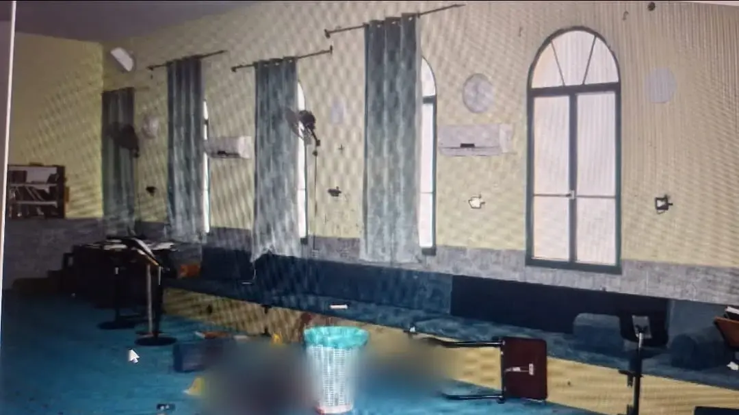 זירת רצח בטמרה בה רוצח רוצץ את ראשו של הקורבן באמצעות מעמד של ספר קוראן בתוך מסגד
8 בספטמבר 2024
זירת רצח בטמרה בה רוצח רוצץ את ראשו של הקורבן באמצעות מעמד של ספר קוראן בתוך מסגד
8 בספטמבר 2024