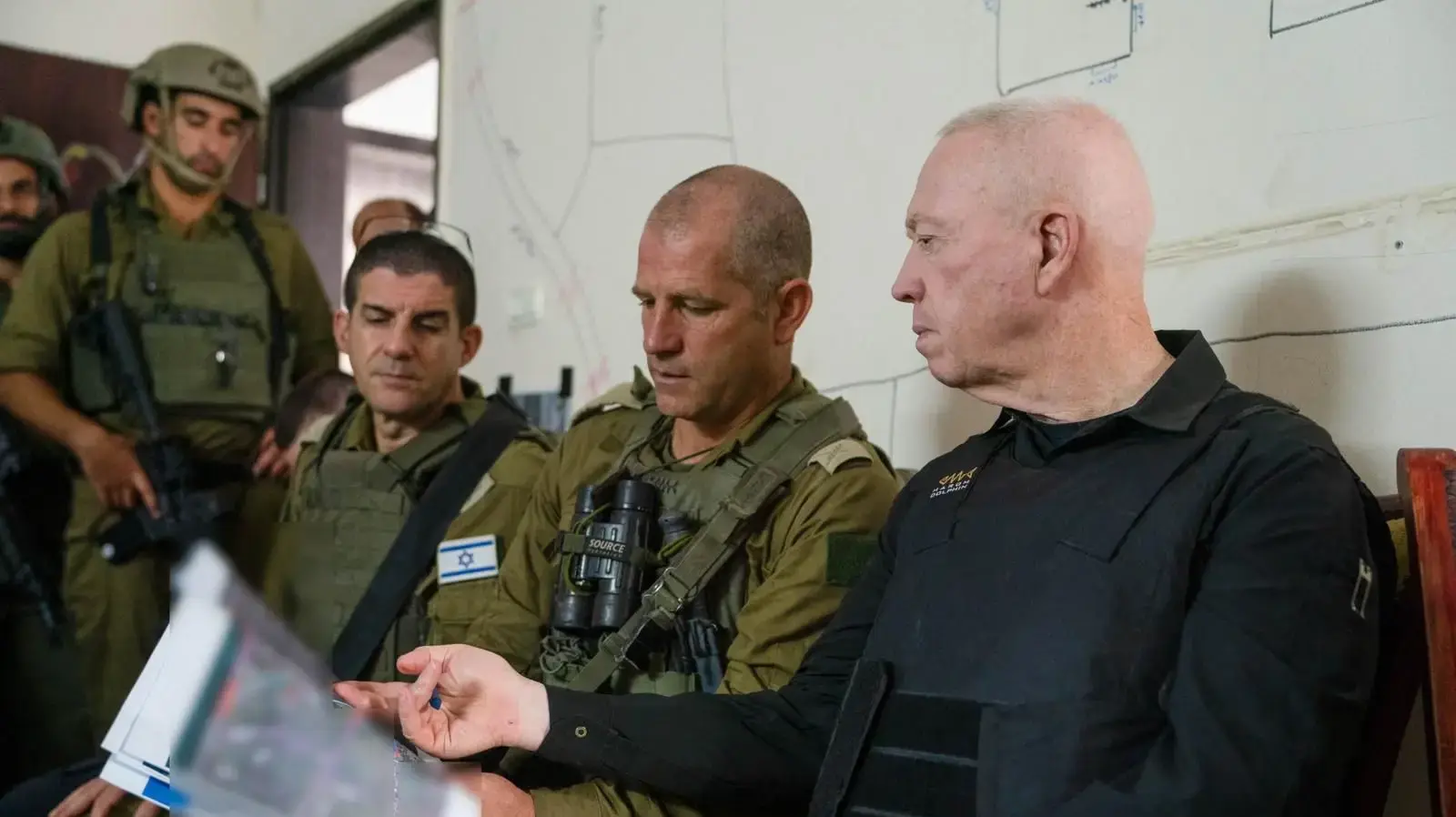שר הביטחון יואב גלנט גלנט יחד עם מפקד פיקוד הדרום ירון פינקלמן.בציר נצרים 8 בספטמבר 2024 שר הביטחון יואב גלנט גלנט יחד עם מפקד פיקוד הדרום ירון פינקלמן.בציר נצרים 8 בספטמבר 2024
