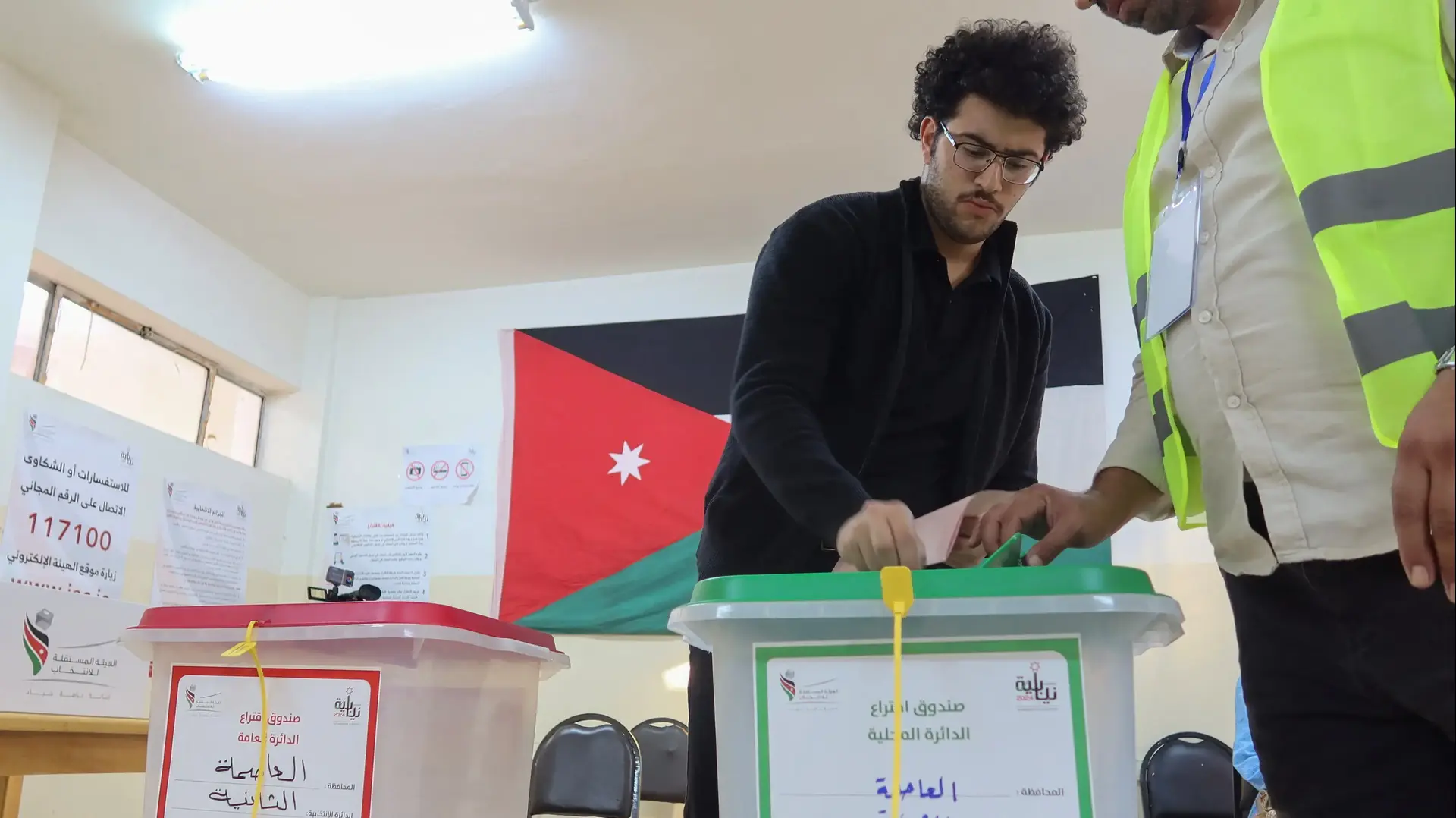 A Jordanian voter casts his ballot at a polling station during parliamentary elections in Amman, Jordan September 10, 2024. REUTERS/Jehad Shelbak
A Jordanian voter casts his ballot at a polling station during parliamentary elections in Amman, Jordan September 10, 2024. REUTERS/Jehad Shelbak
