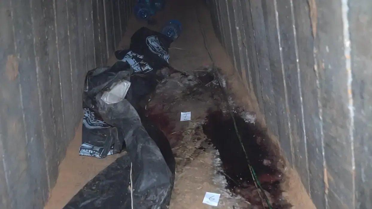 מצורף תיעוד במנהרה בה הוחזקו החטופים כרמל גת , עדן ירושלמי, הירש גולדברג-פולין, אלכסנדר לובנוב , אלמוג סרוסיורס״ר אורי דנינו מצורף תיעוד במנהרה בה הוחזקו החטופים כרמל גת , עדן ירושלמי, הירש גולדברג-פולין, אלכסנדר לובנוב , אלמוג סרוסיורס״ר אורי דנינו