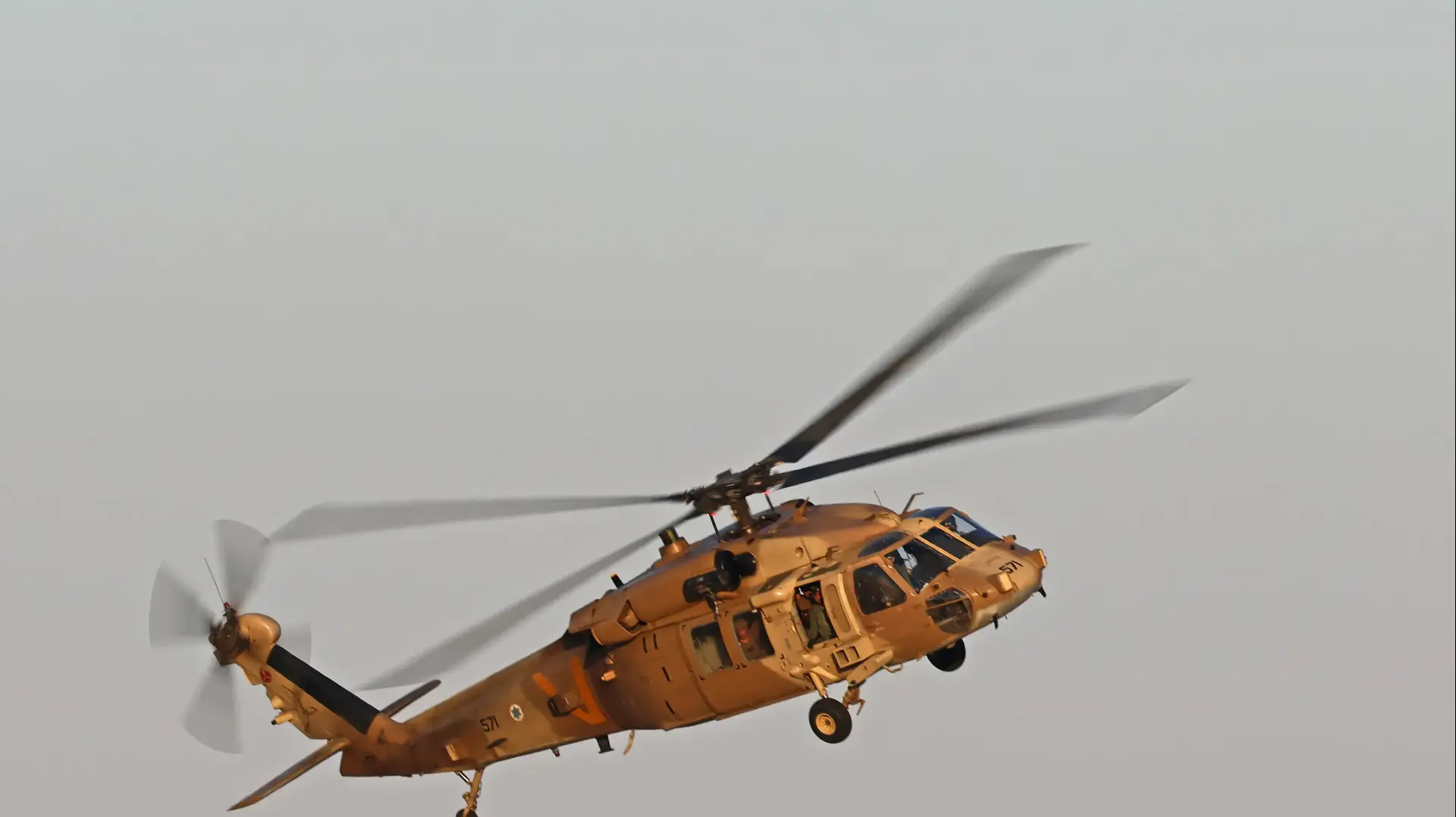 מסוק ינשוף במהלך סיום קורס טיס, בסיס חצרים, 29 ביוני 2023 מסוק ינשוף במהלך סיום קורס טיס, בסיס חצרים, 29 ביוני 2023