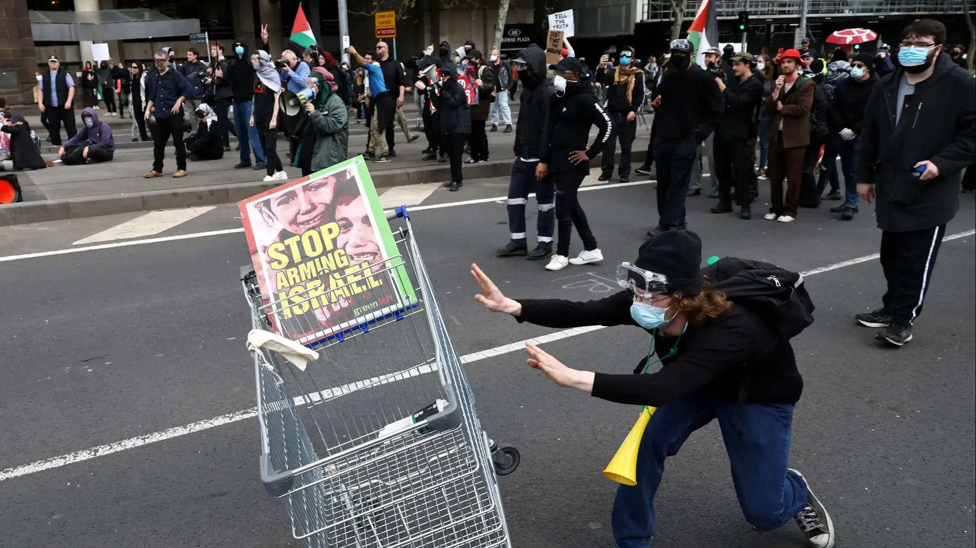 הפגנה נגד מלחמה מחוץ לתערוכת נשק במלבורן, אוסטרליה, 11 בספטמבר 2024 הפגנה נגד מלחמה מחוץ לתערוכת נשק במלבורן, אוסטרליה, 11 בספטמבר 2024