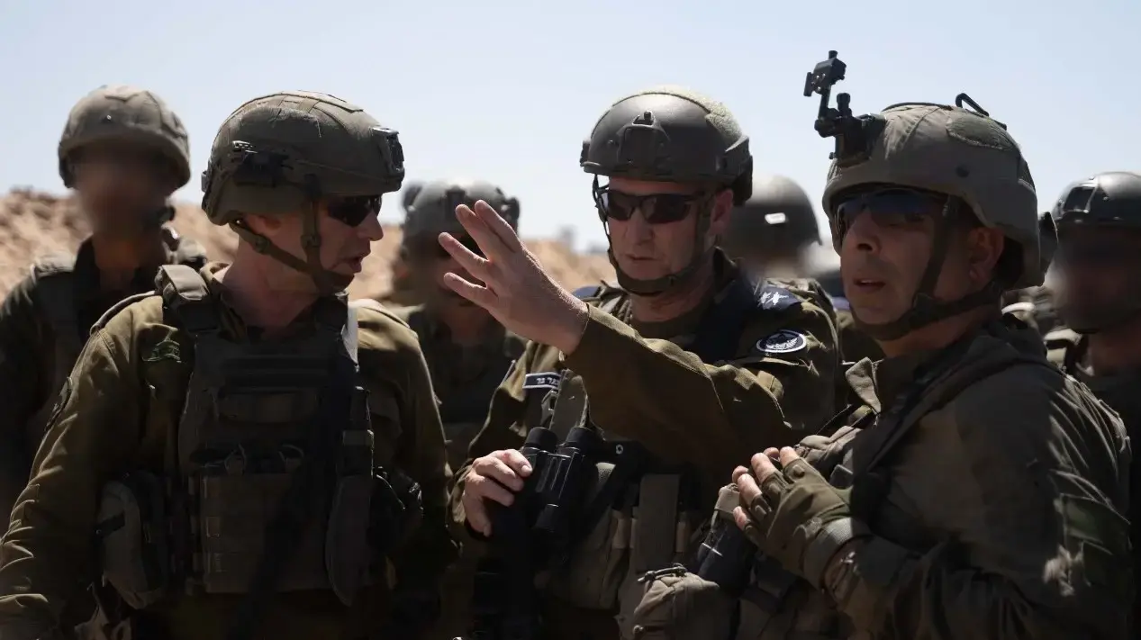 מפקד חיל האוויר, האלוף תומר בר, ומפקד פיקוד הדרום, האלוף ירון פינקלמן, באזור התרסקות המסוק סמוך לציר פילדלפי, 11 בספטמבר 2024