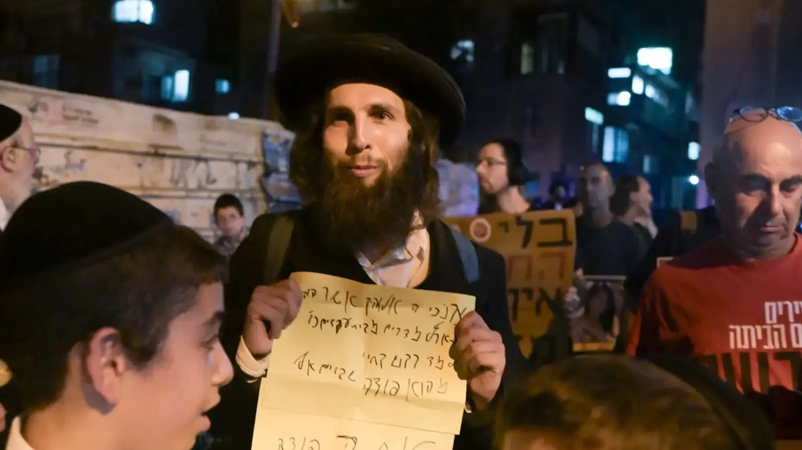 מחאה מטעם מטה משפחות החטופים מול ביתו של משה גפני.11 בספטמבר 2024 מחאה מטעם מטה משפחות החטופים מול ביתו של משה גפני.11 בספטמבר 2024